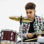 chico aprendiendo a tocar bateria