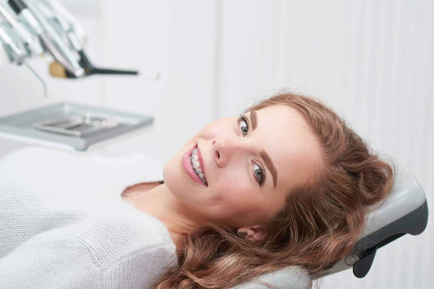 joven feliz en dentista