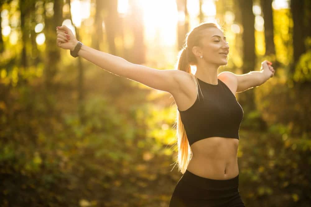 mujer haciendo deporte en aire libre