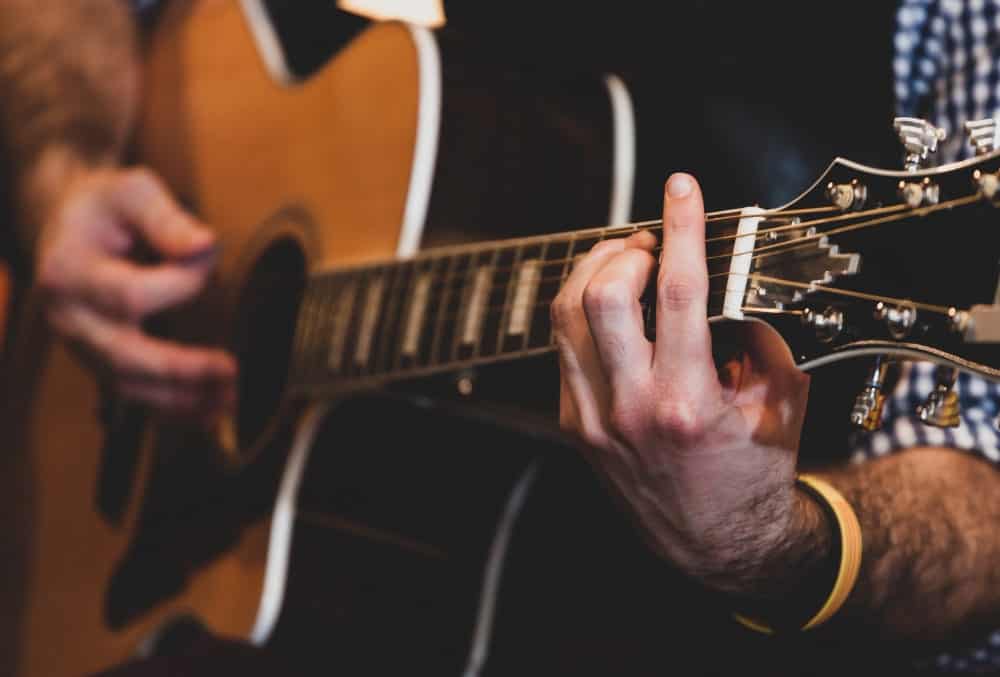 primer plano tocando guitarra