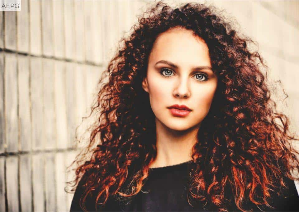 chica-joven-universitaria-con-pelo-rizado