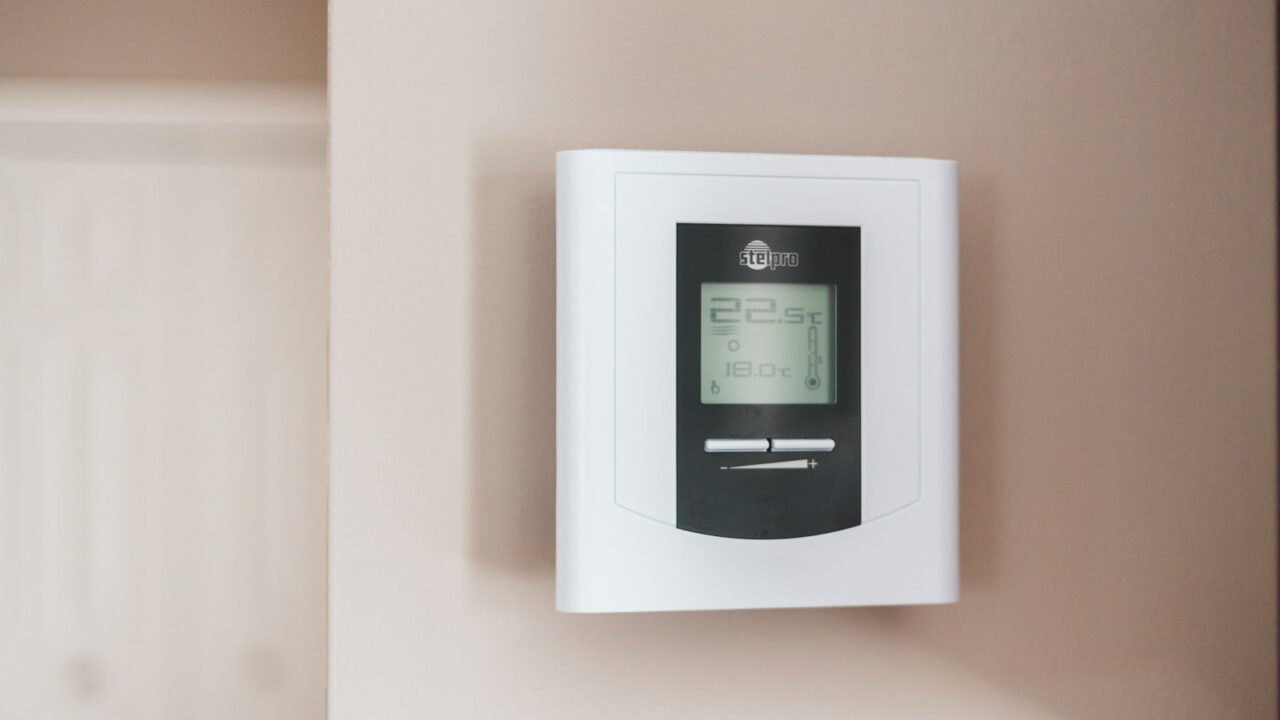 Termostato de calefacción marcando 19,5 grados