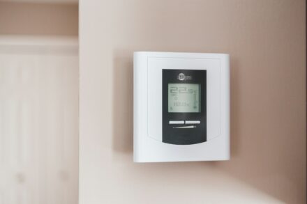 Termostato de calefacción marcando 19,5 grados