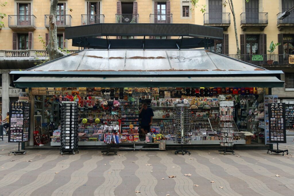 Quiosco de prensa en una calle con periódicos y revistas a la venta