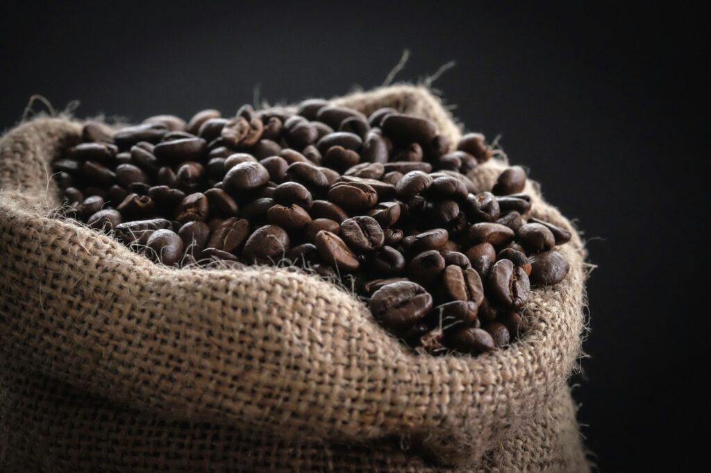 Granos de café de especialidad en un saco