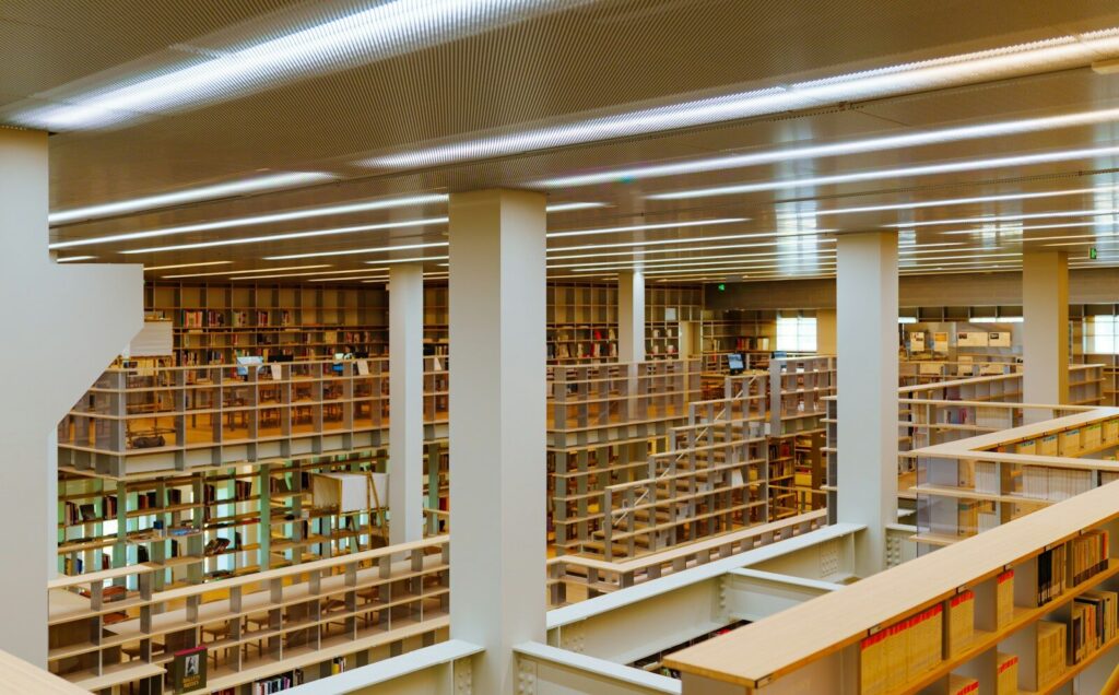 Sala de lectura de una biblioteca pública, donde se puede leer prensa gratis