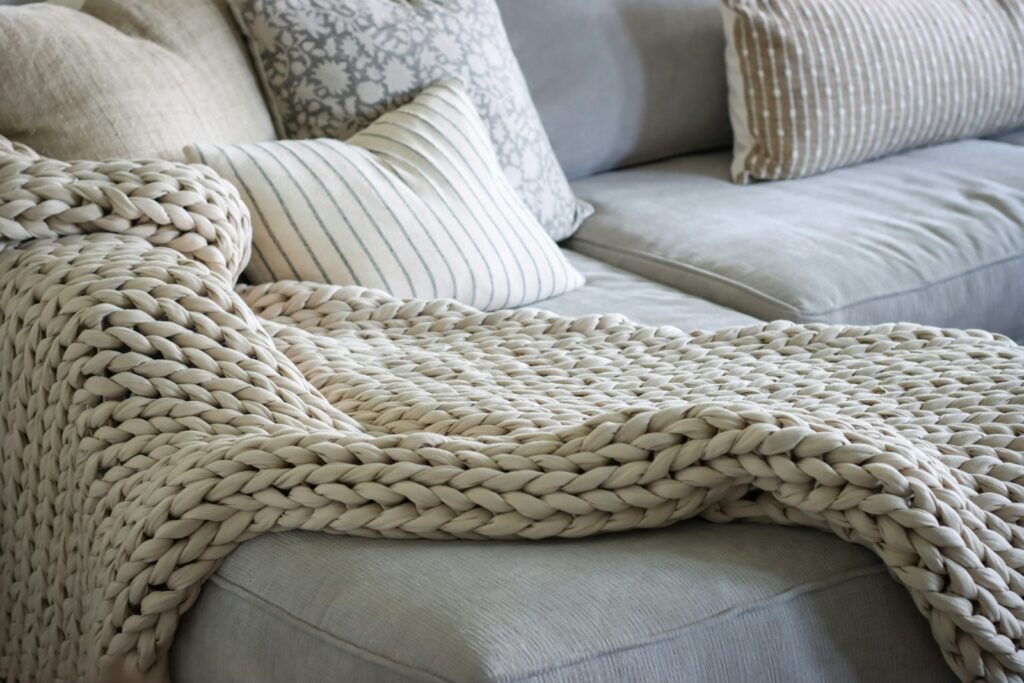 Sofá con una manta para pasar el invierno en casa