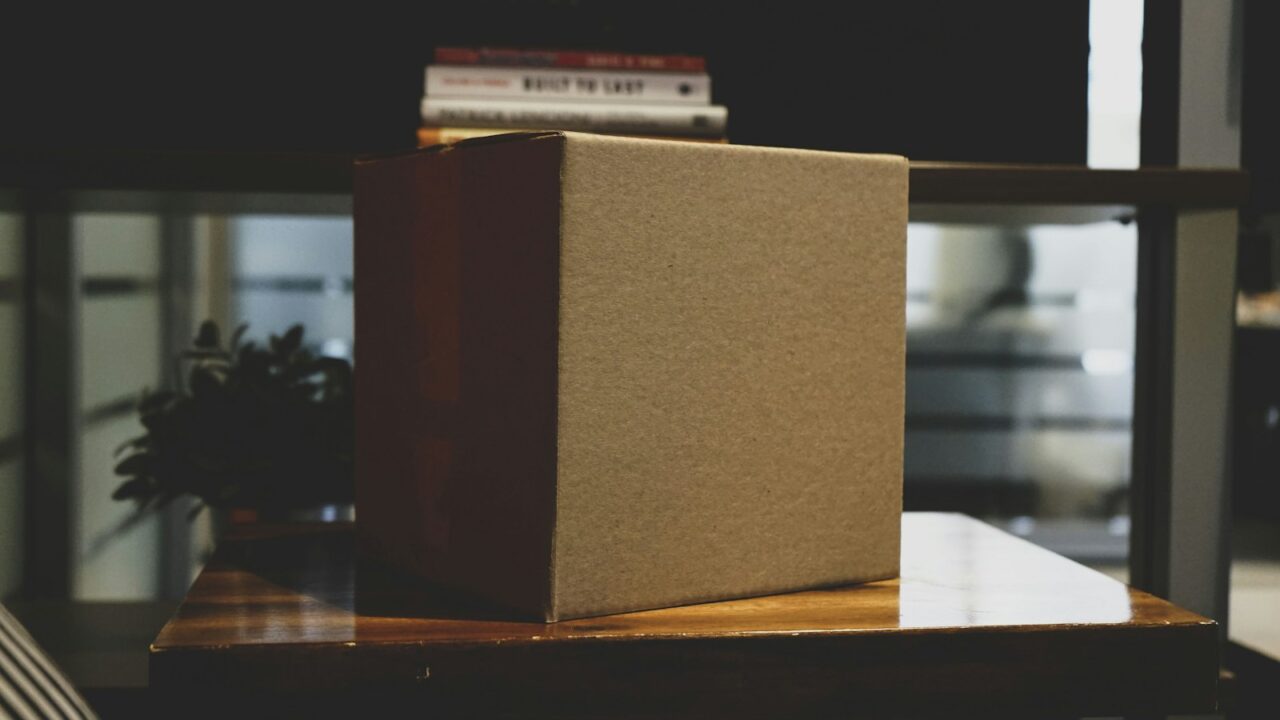Caja de suscripción de cartón sobre una mesa de madera