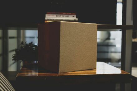 Caja de suscripción de cartón sobre una mesa de madera
