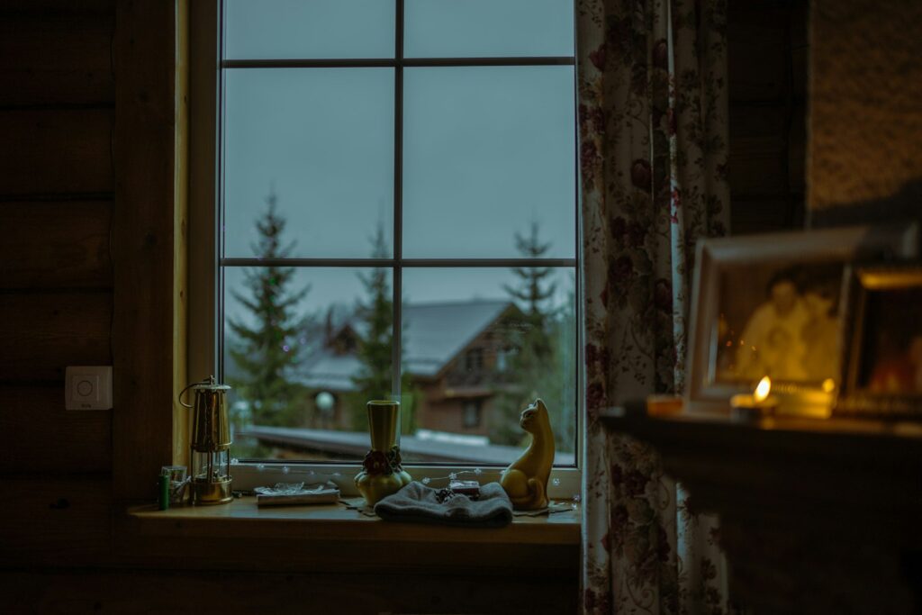 Ventana de una casa con vistas a un paisaje nevado en invierno